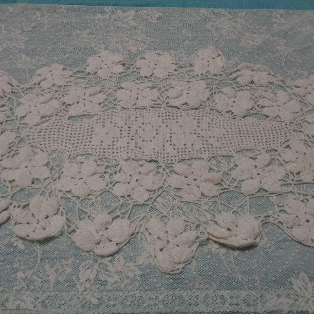 OLD MONEY VINTAGE WHITE LONG HAND CROCHETED DOILY OR RUNNER FLOWER DESIG…